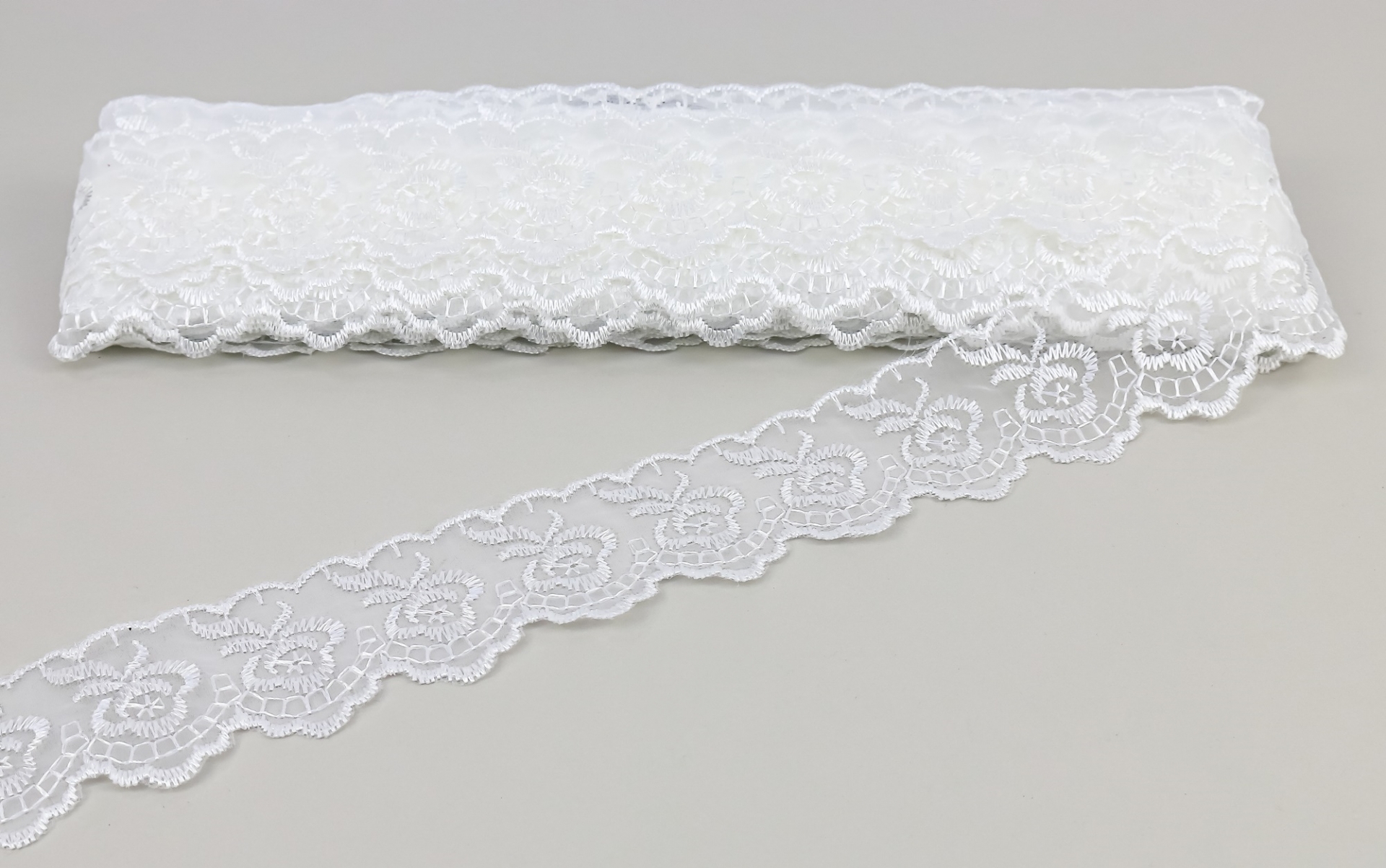 Dantela Brodata, latime 4 cm (9.14 metri/rola) - 2